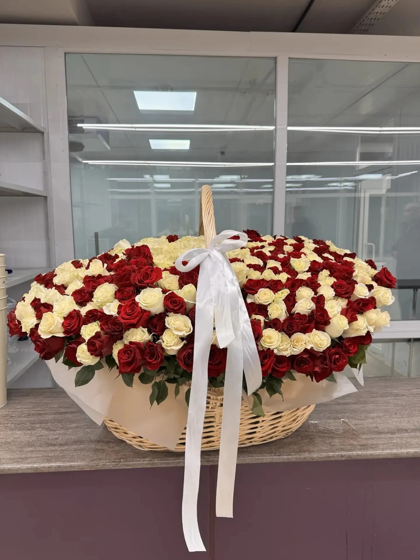 501 роза в корзине — с доставкой